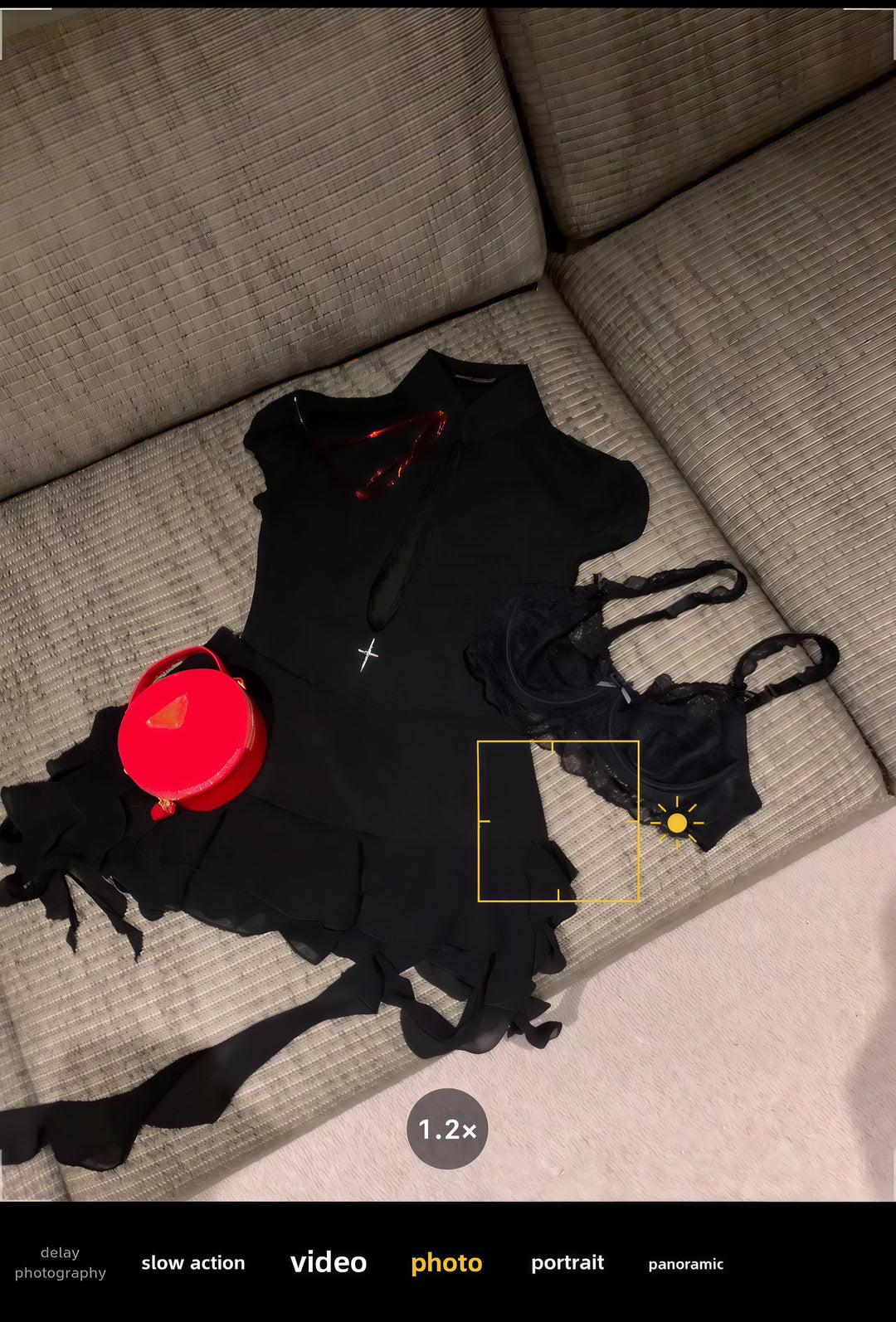 性感黑色网眼三件套服装 - 蕾丝胸罩、长袖上衣和迷你裙套装，让您自信夏日