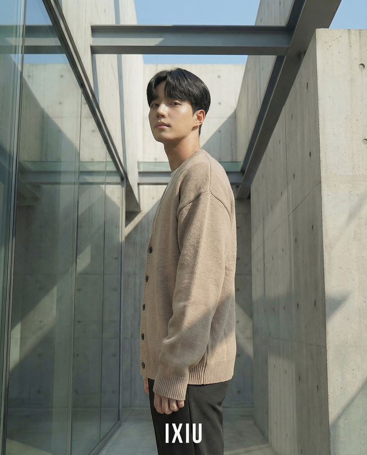 【静かなる品格】Vネック・オールドマネー・ニットカーディガン（韓国ミニマル）