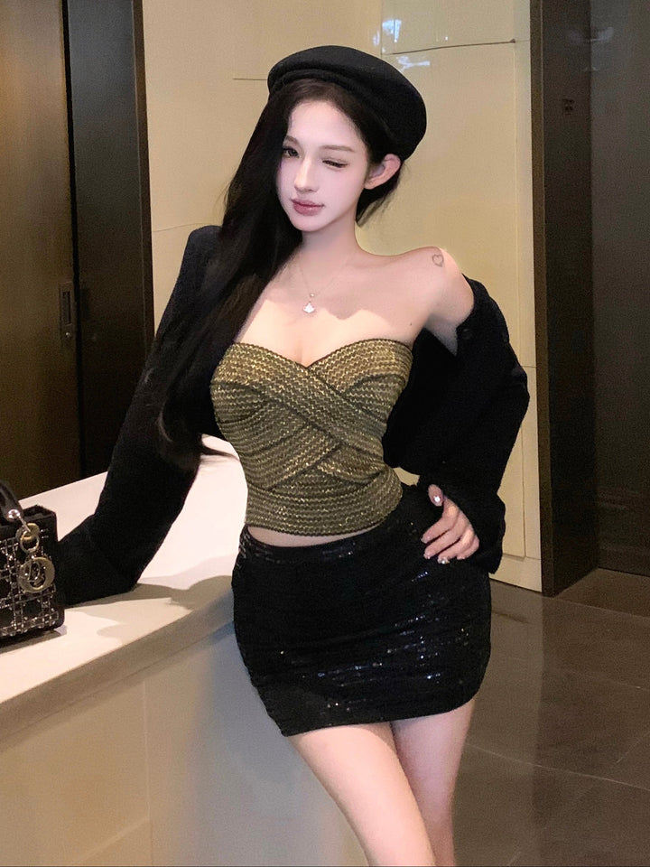 黑色针织开衫、抹胸和紧身裙套装——优雅的三件套服装