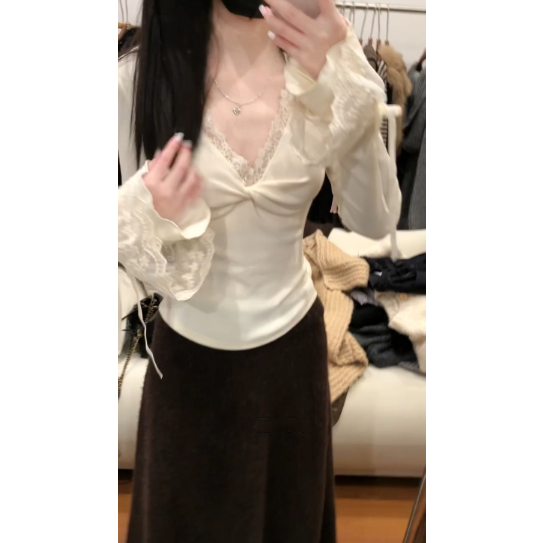 Elegant V-Neck Flared Sleeve Lace Patchwork Tee – Sophisticated Autumn Layering Top