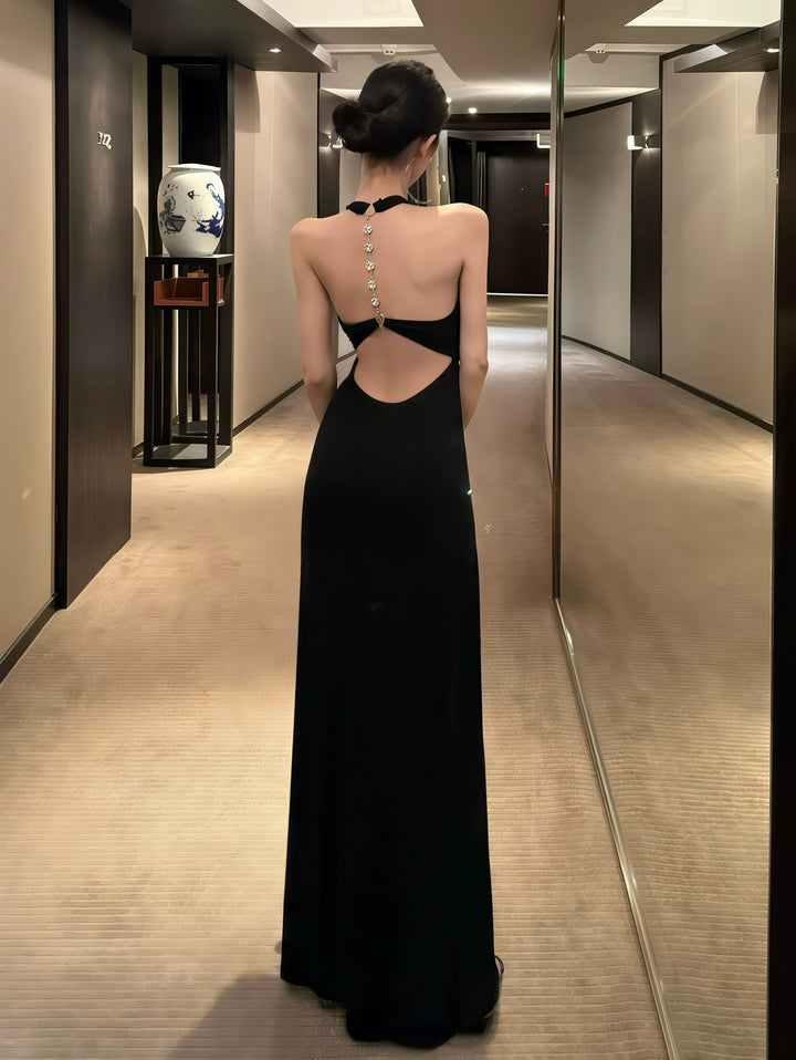 黑色露背吊带紧身长裙——优雅的韩国女神风格