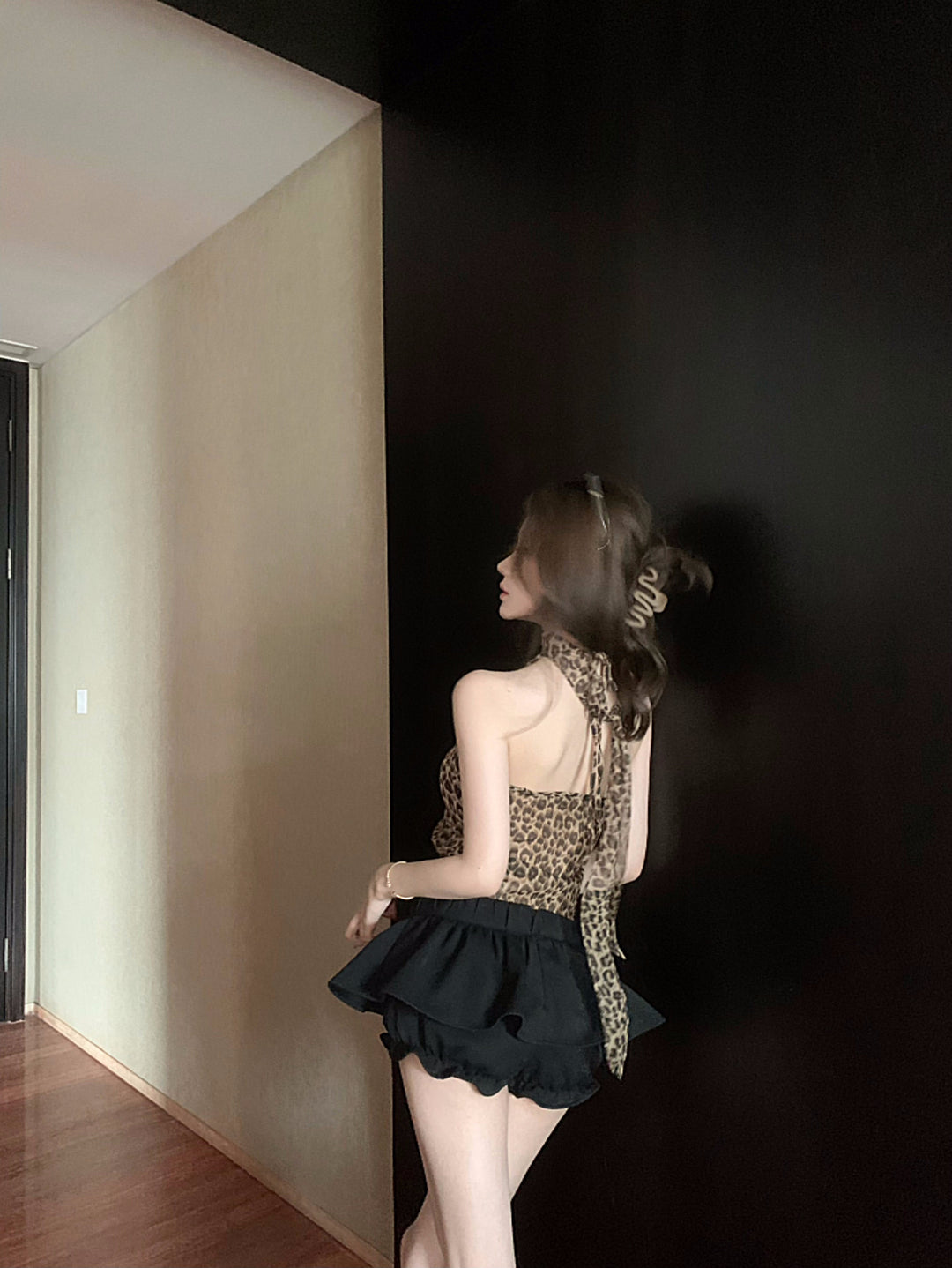 豹纹露背吊带上衣 - 美式性感修身短款女装