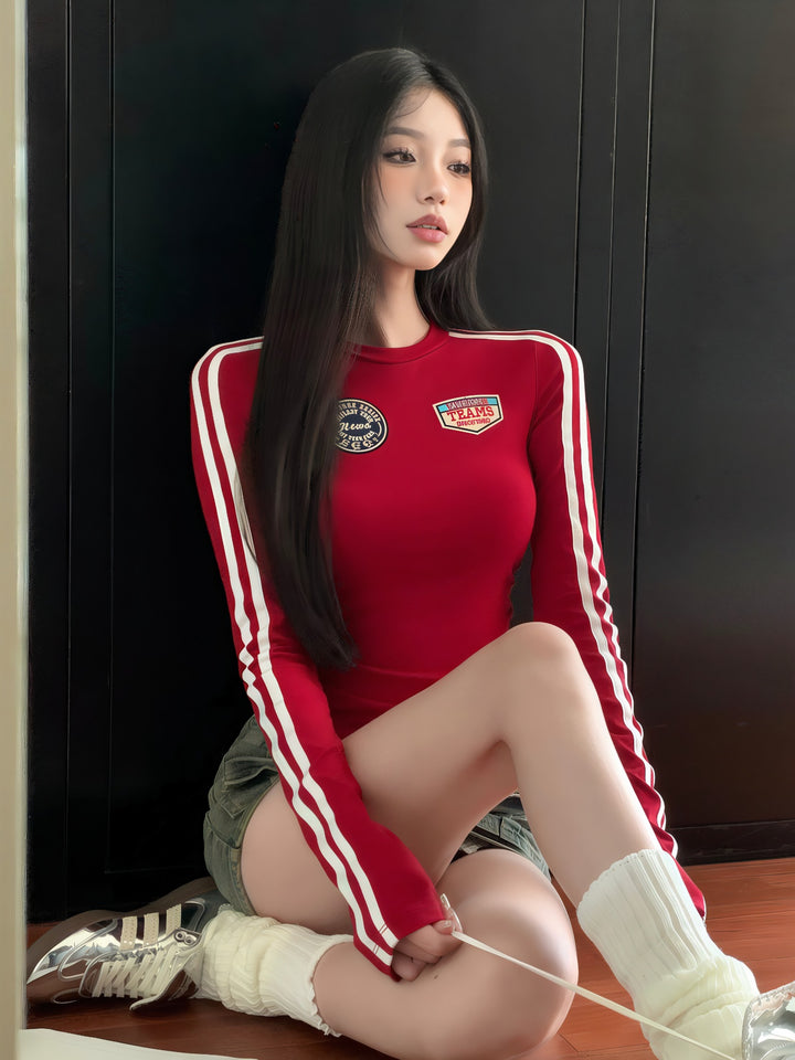 复古红双条纹长袖短款上衣 - 修身美式风格